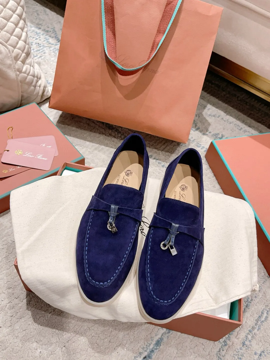 Factory price: 520💰4050 new color. Original purchase, 1⃣️: 1⃣️ folded and developed, Loro Piana professional model to try on feet, quality purchase level, flash sale of common products on the market, welcome to compare, original packaging. Fabric: Imported from Italy🐑High mercerized shearling, Lining: Hand-sewn mark thread in water-dyed cowhide imported from Italy🧵, high-end and elegant. Comfortable on the feet. Size: Women's 35-42 (41, 42) customized, non-returnable, men's 38-45 (46, 47, 48) customized, non-refundable. Fashionable boutiques that you can’t miss, a must-have item